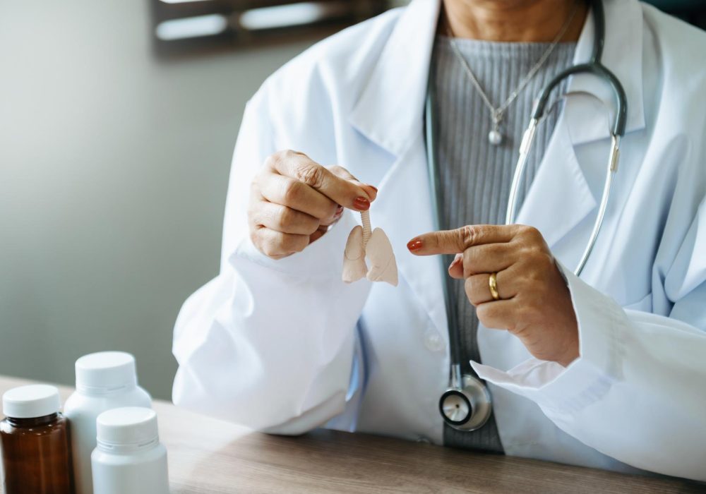 female-doctor-holding-lungs-hand-right-sidehealthcare-hospital-service-concept-stock-photoxa